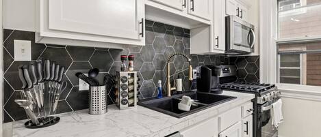 Een koelkast, een microgolfoven, een oven, een kookplaat