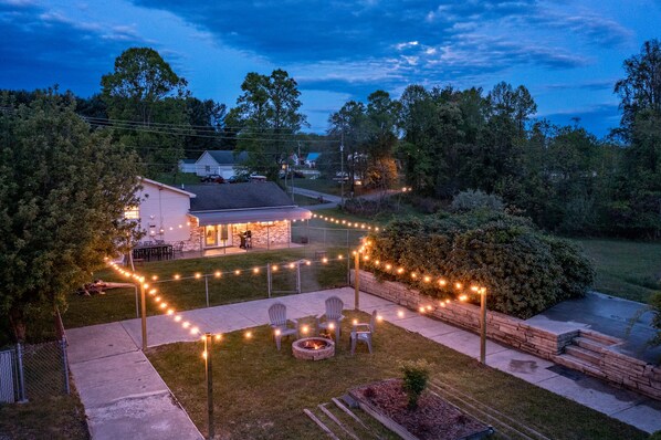 Property grounds - Blackberry Grove 2.0acre+BBQ+FirePit+CornHole+Pets+NewRiverGorge National Park (Oak Hill)