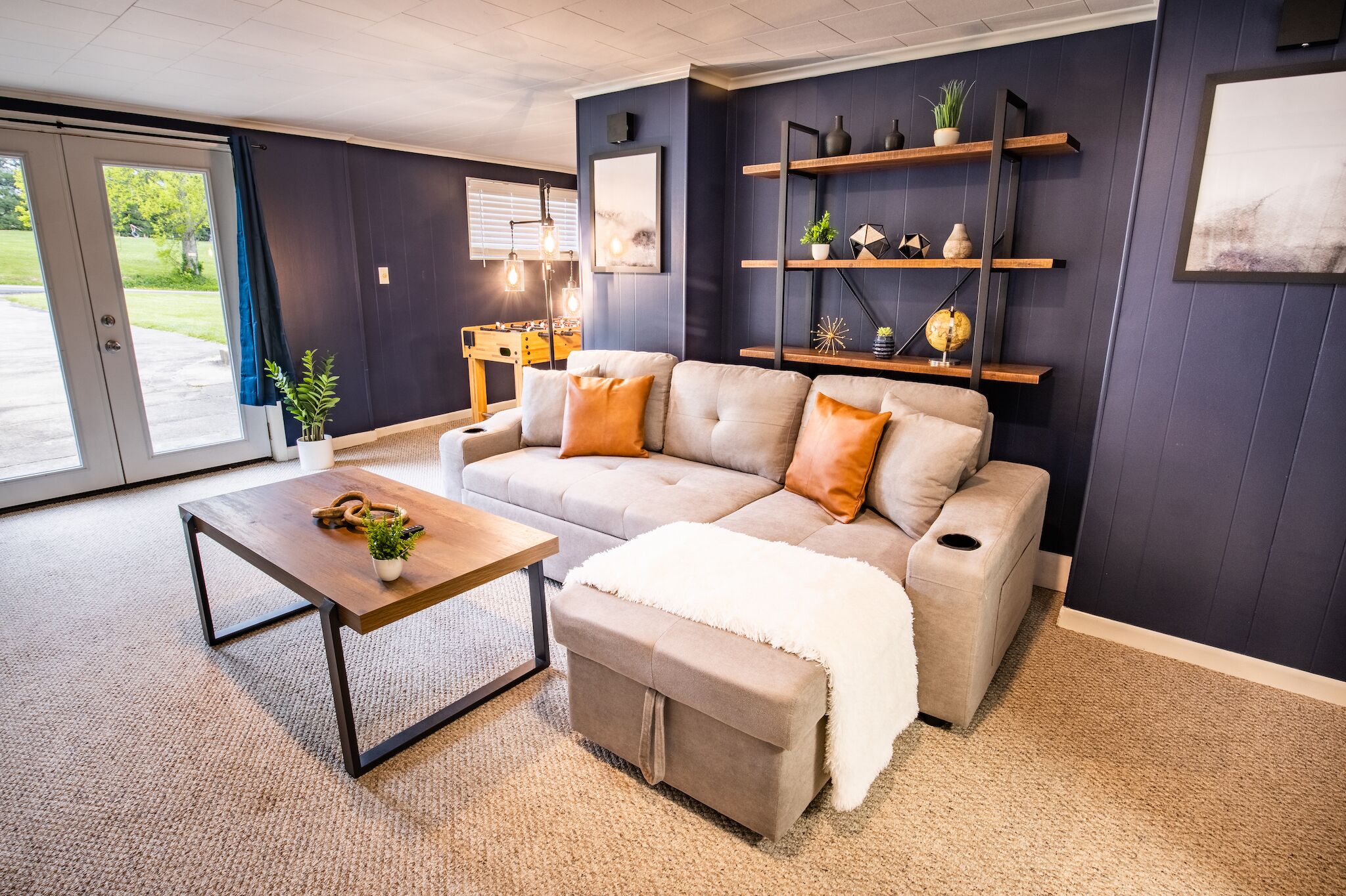 Téléviseur connecté, foyer, table de baby-foot