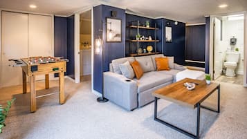 Smart-TV, Kamin, Tischfußball