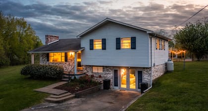 Blackberry Grove 2.0acre+BBQ+FirePit+CornHole+Pets+NewRiverGorge National Park
