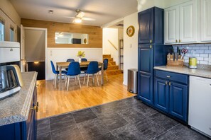 Fridge, microwave, oven, stovetop - Blackberry Grove 2.0acre+BBQ+FirePit+CornHole+Pets+NewRiverGorge National Park (Oak Hill)