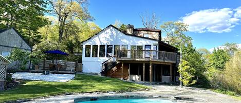 Una piscina al aire libre, una piscina climatizada