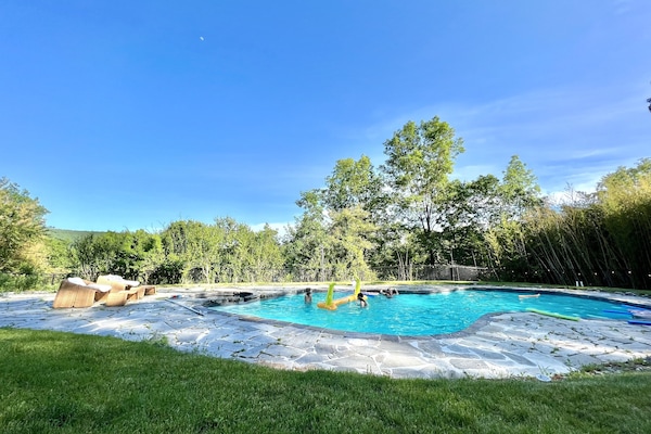 Utomhuspool och uppvärmd pool