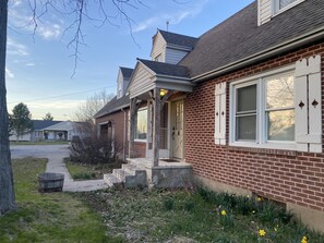 Exterior - Charming Spacious Country Home 15 min from Logan. (Paradise)