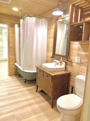 Shower, hair dryer, towels, soap - Charming Spacious Country Home 15 min from Logan. (Paradise)