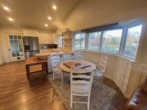 Dining - Charming Spacious Country Home 15 min from Logan. (Paradise)