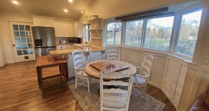 Charming Spacious Country Home 15 min from Logan.