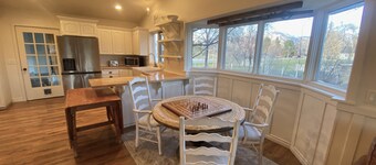 Charming Spacious Country Home 15 min from Logan.