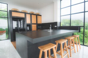 ثلاجة، فرن، غلّاية كهربائية، محمصة خبز