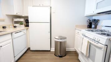 Réfrigérateur, four à micro-ondes, un four, lave-vaisselle