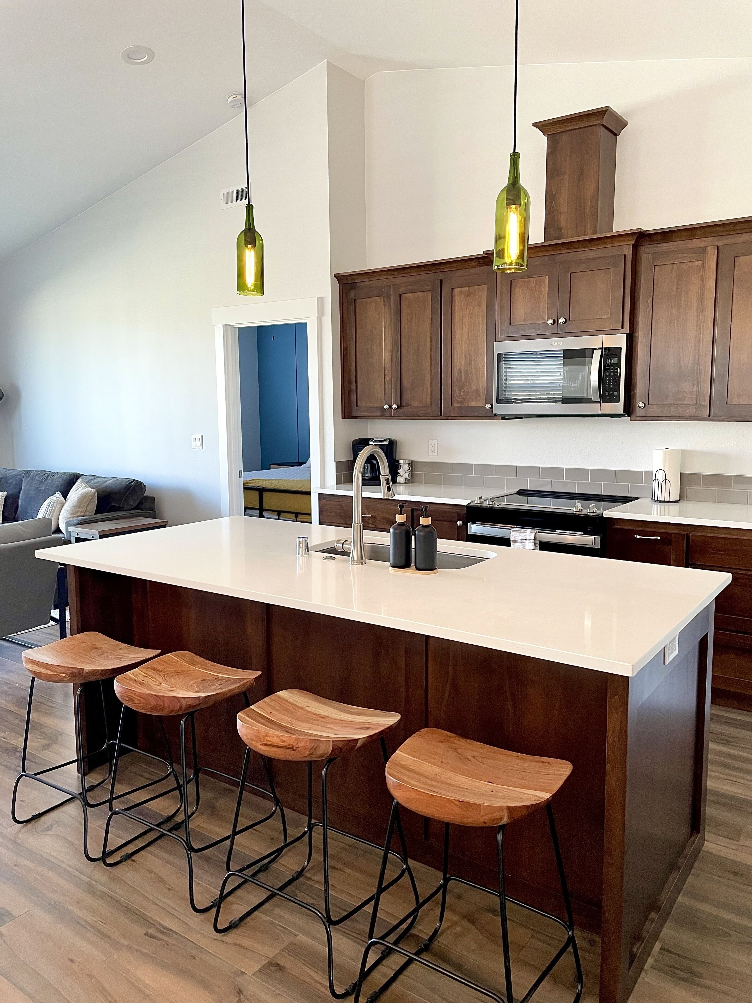 Jääkaappi, mikroaaltouuni, uuni, liesi