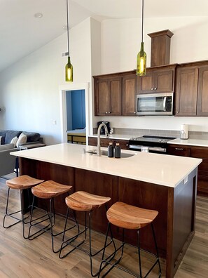 ثلاجة، ميكروويف، فرن، موقد طهي مسطح