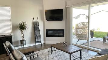 Smart TV, fireplace, stereo