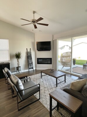 تلفزيون ذكي، مدفأة، ستيريو