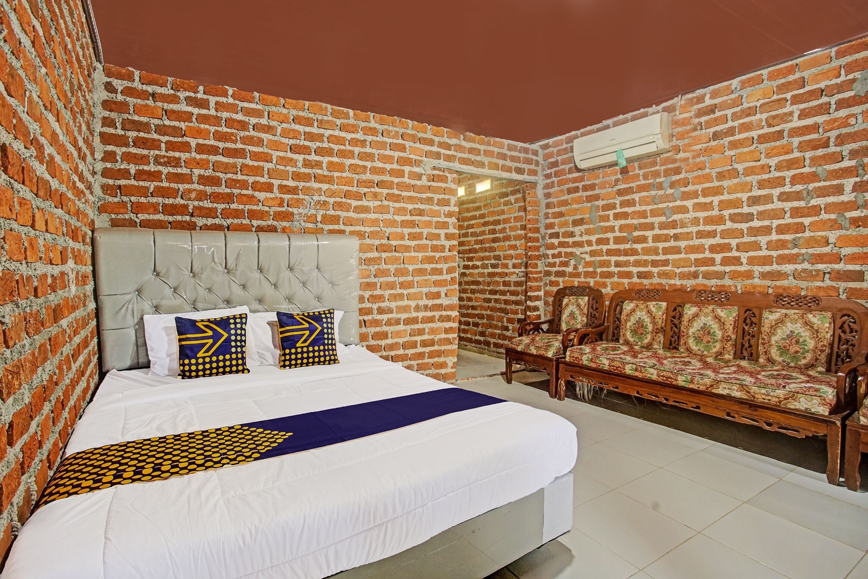 Habitación doble estándar | Espacio para trabajar con laptop y ropa de cama 