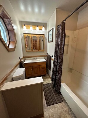 Towels, toilet paper - Farmhouse Getaway • 30 Acres • River Access • Pool Retreat (Rathbone)