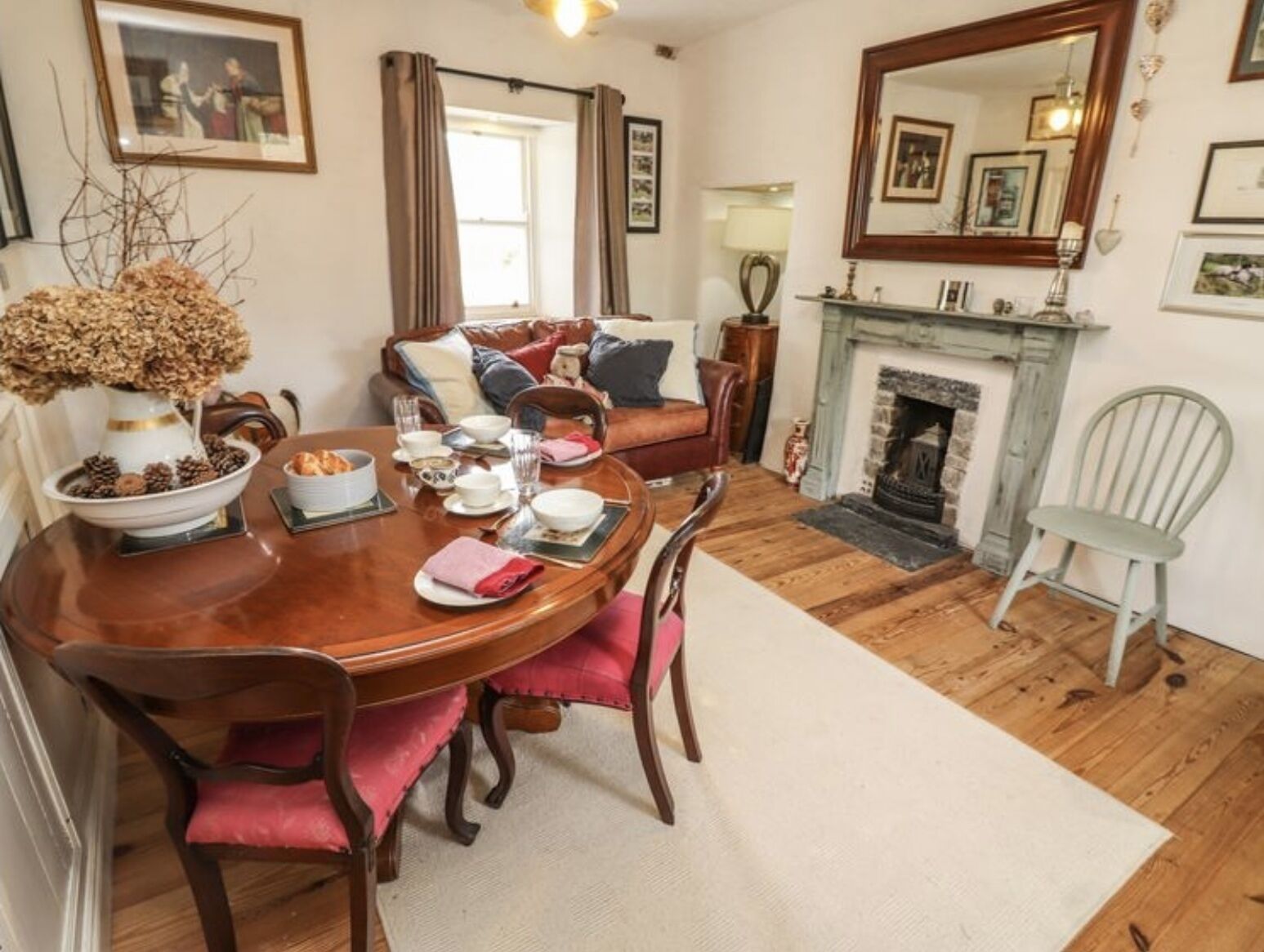 Smart TV, fireplace, books, stereo