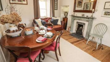 Smart TV, fireplace, books, stereo