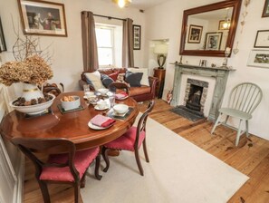 Smart TV, fireplace, books, stereo