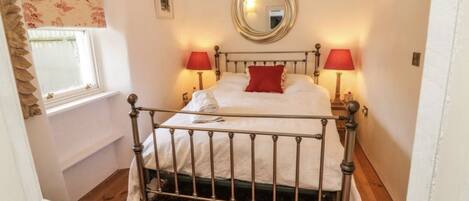 2 bedrooms, in-room safe, desk, iron/ironing board