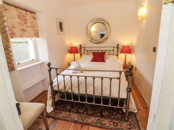 2 bedrooms, in-room safe, desk, iron/ironing board - Irish Thatched cottage. Escape to a piece of living history on a country farm (Knocklong)