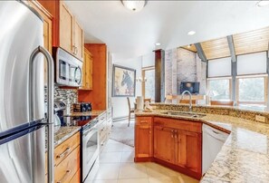 Réfrigérateur, four à micro-ondes, un four, surface de cuisson