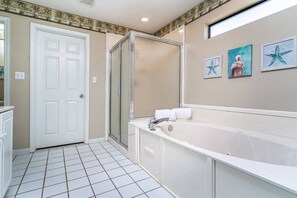 Combined shower/bathtub, hair dryer, towels, shampoo - New Rental ~ Walk 2 Beach, Pools, Pickleball, Tennis, Bike Rentals, Fishing @ Gated Seascape Resort (Miramar Beach)