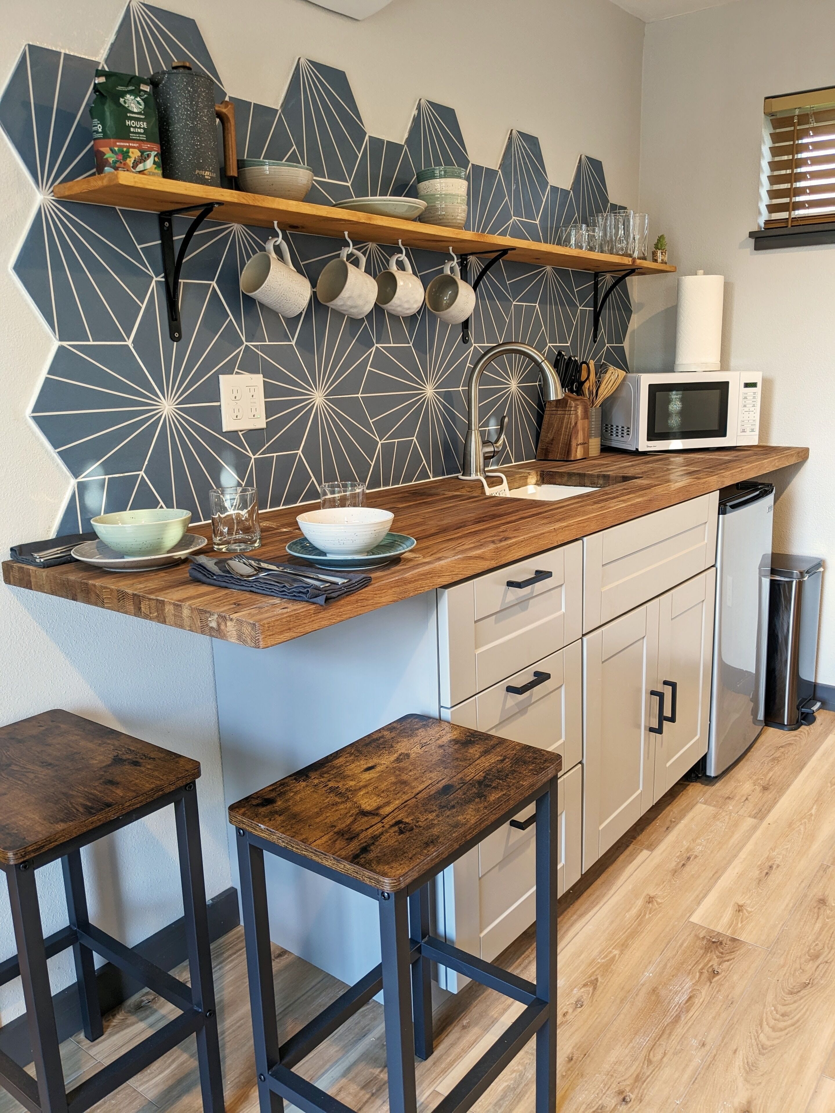 Modern, pet-friendly, private - with free EV charger level 2