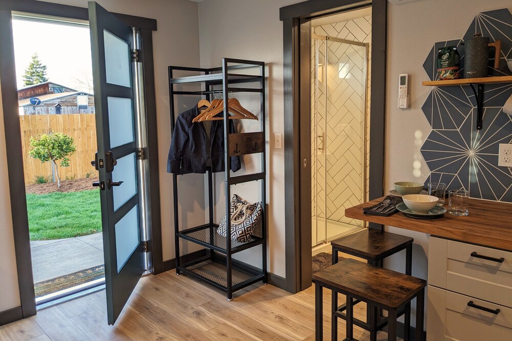 Modern, pet-friendly, private - with free EV charger level 2