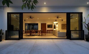 Dining - Bumbak Street Canggu - Villa Papaya (Bali)