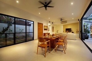 Dining - Bumbak Street Canggu - Villa Papaya (Bali)