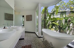 Een douche, een haardroger, een bidet, handdoeken