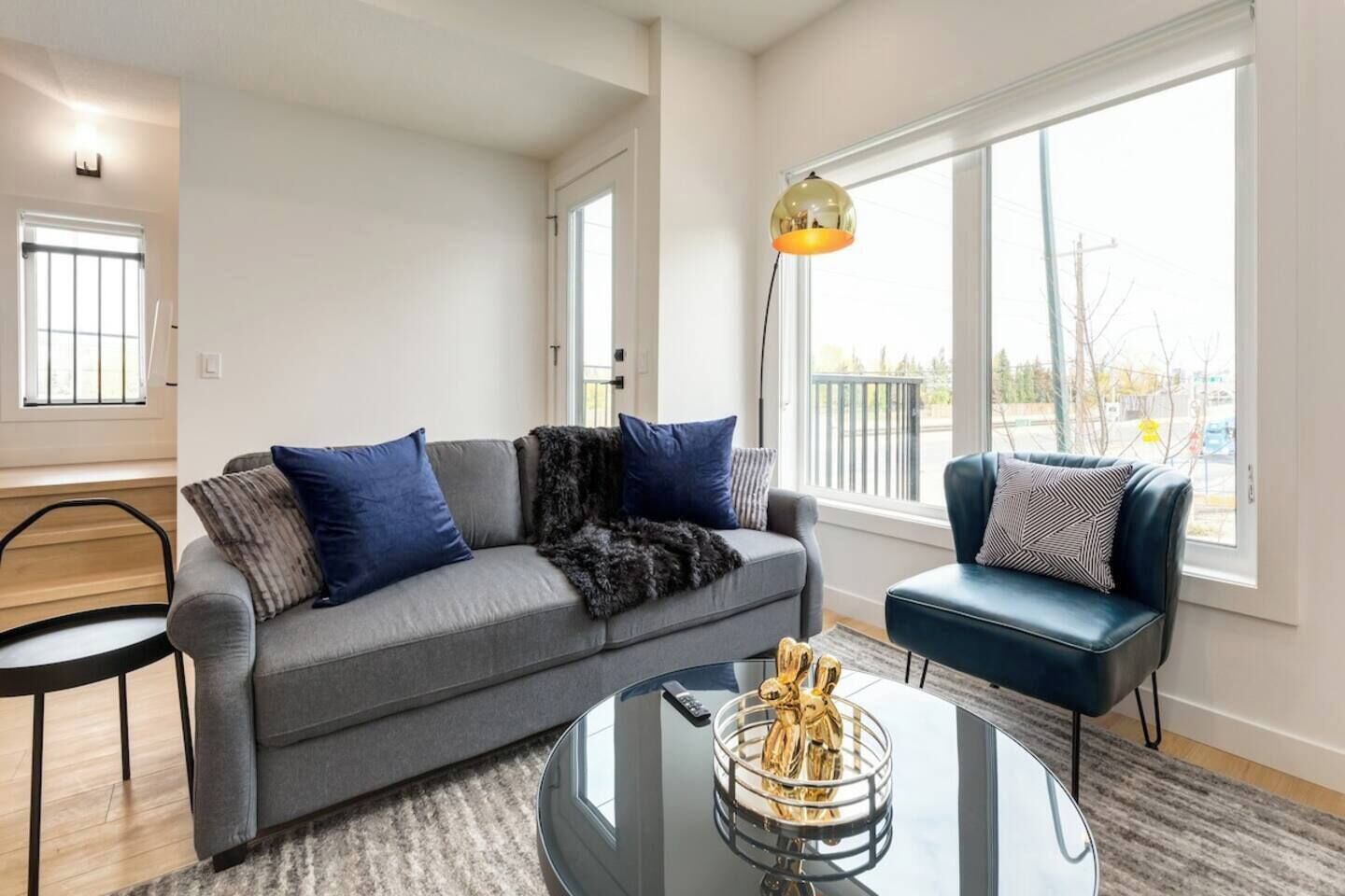 3 BDR by Transit*Safeway*Walmart*17 Ave*10 Mins>DT