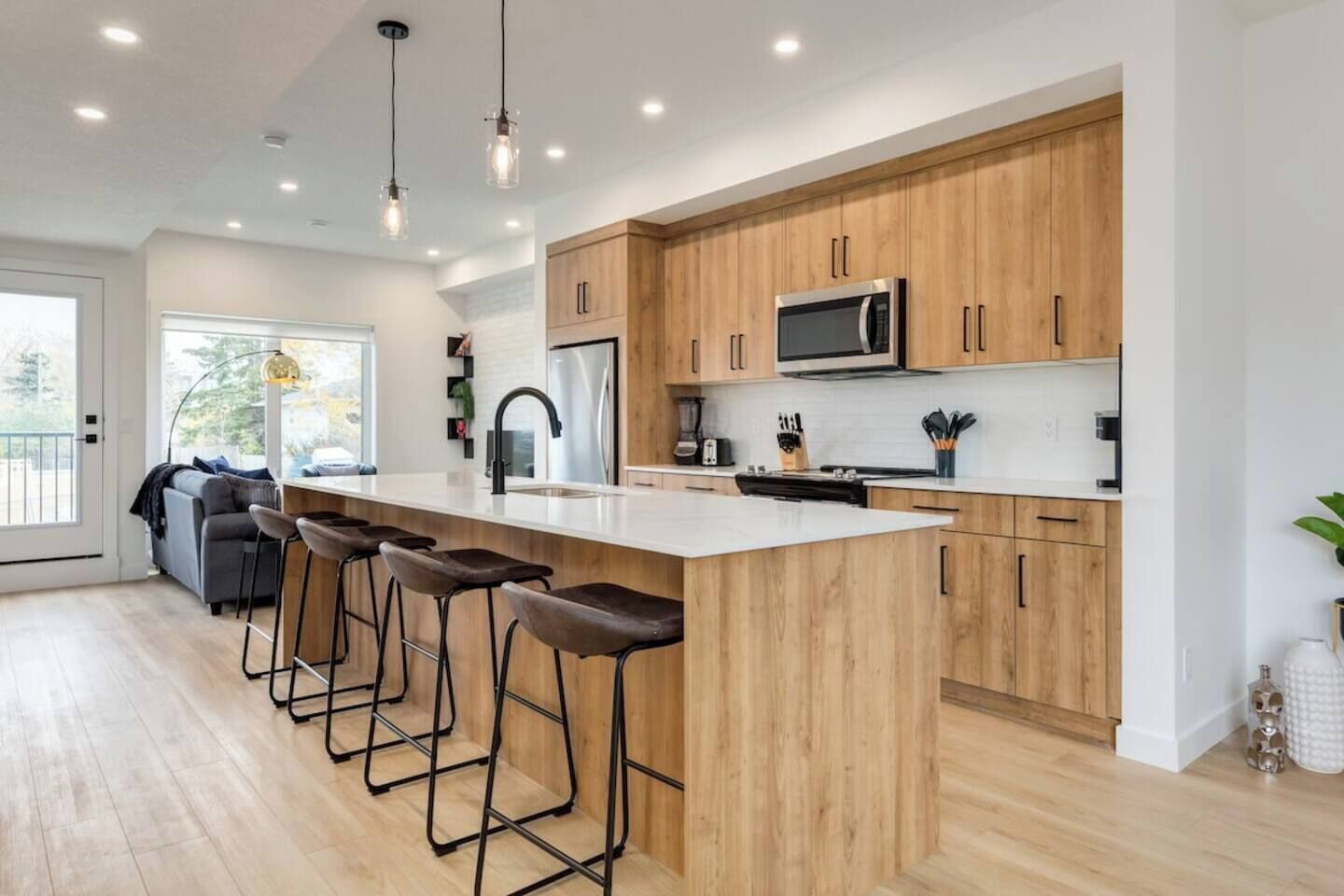 3 BDR by Transit*Safeway*Walmart*17 Ave*10 Mins>DT