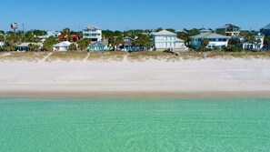 På stranden, solstolar och strandhanddukar