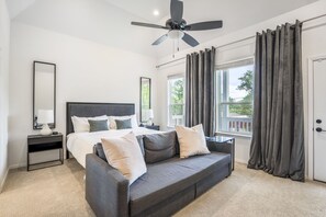 4 bedrooms, desk, iron/ironing board, travel cot - Luxury Gated 4bd 3fullbaths Home • 5 TVs • King • 7min -> Downtown (Houston)