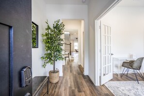 Interior - Luxury Gated 4bd 3fullbaths Home • 5 TVs • King • 7min -> Downtown (Houston)