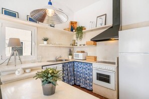 Réfrigérateur, micro-ondes, lave-vaisselle, cafetière/bouilloire