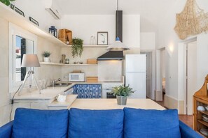 Køleskab, mikrobølgeovn, opvaskemaskine, kaffe-/temaskine