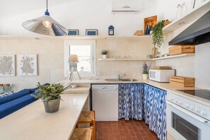 Réfrigérateur, micro-ondes, lave-vaisselle, cafetière/bouilloire