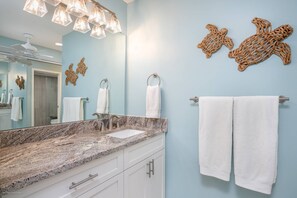 Combined shower/tub, hair dryer, towels