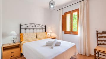 4 bedrooms, iron/ironing board, free WiFi, bed sheets