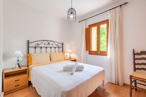 4 slaapkamers, een strijkplank/strijkijzer, gratis wifi, beddengoed