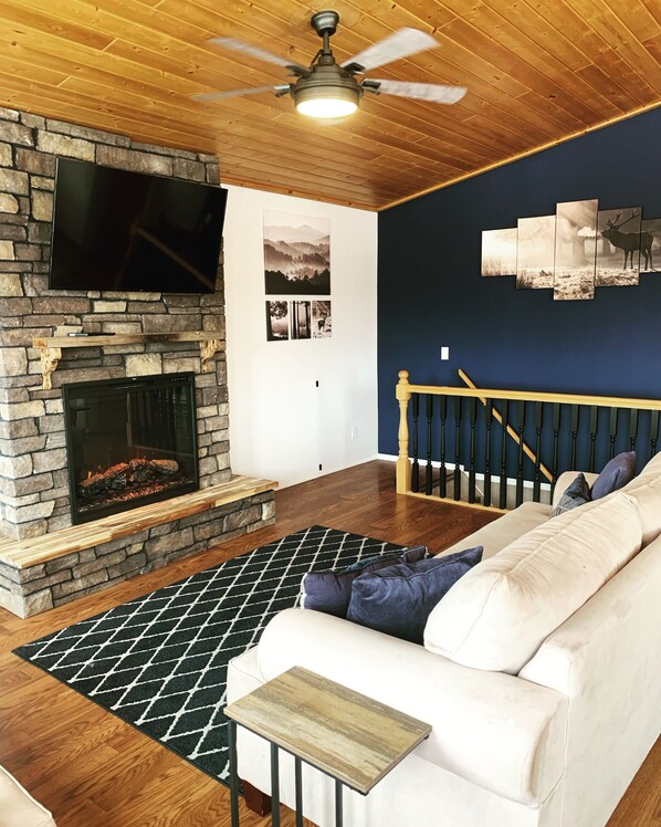 Smart-tv, een open haard en een filmbibliotheek