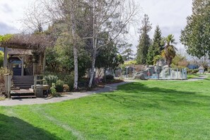 Property grounds - Wake Up to the Ocean View Suite A (Nanoose Bay)