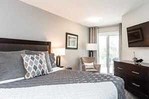 Desk, iron/ironing board, WiFi, bed sheets