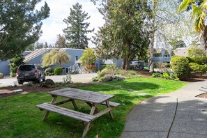 Outdoor dining - Wake Up to the Ocean View Suite A (Nanoose Bay)