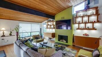 Smart TV, fireplace, Netflix, Hulu