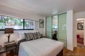 2 habitaciones, caja de seguridad en la habitación y escritorio 